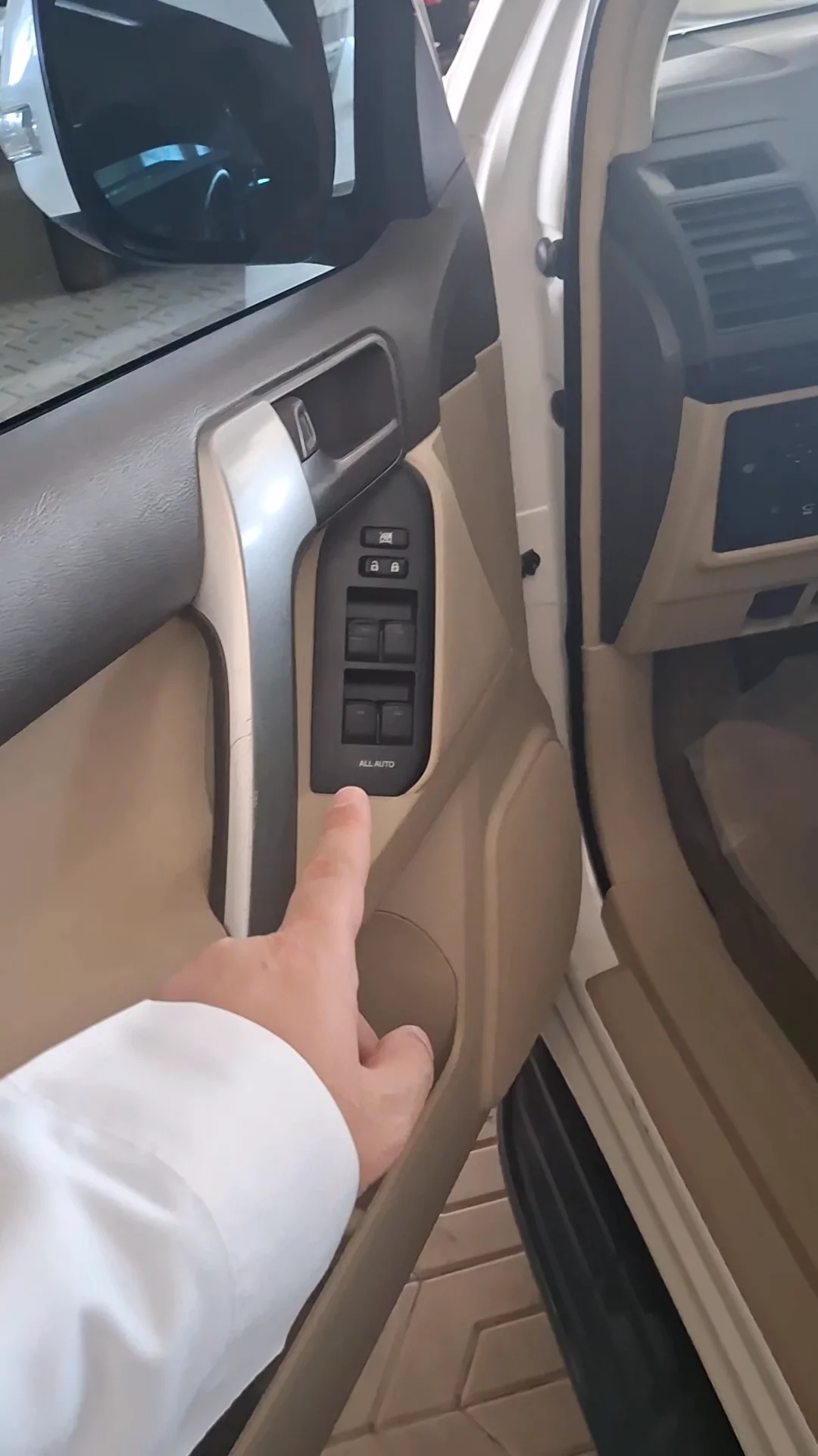 Car video thumbnail 1 of 9