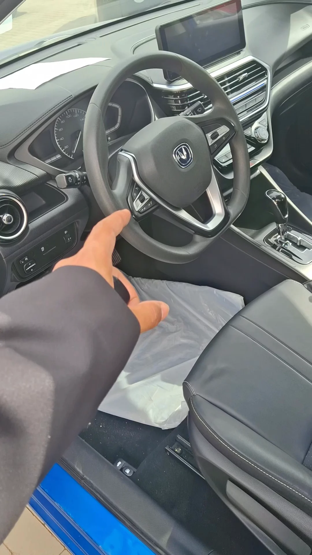 Car video thumbnail 1 of 8